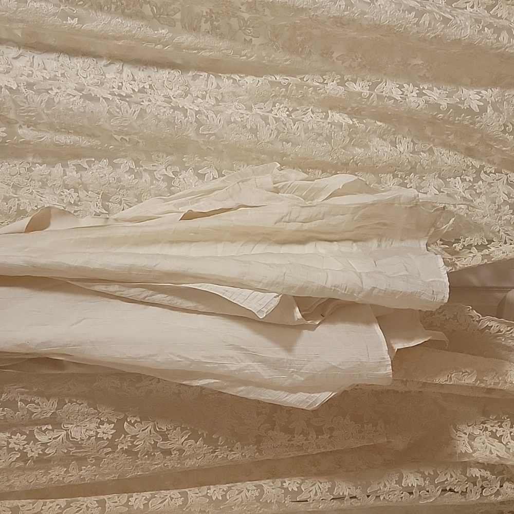 Elegant Cream Dress with Ruffle Details - Picture 4 of 4
